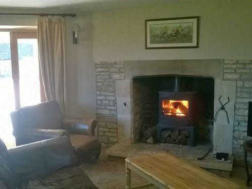 Battens Farm Cottages - B&B And Self-Catering Accommodation Yatton Keynell Extérieur photo